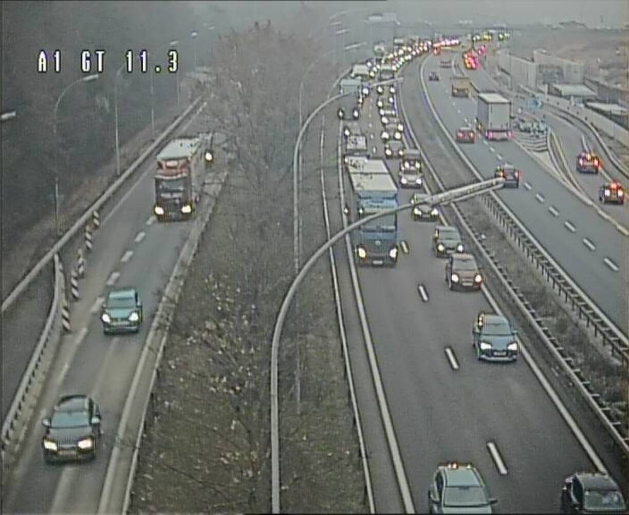 Le trafic arrêté sur l'A1, en direction de la capitale depuis l'est du pays.