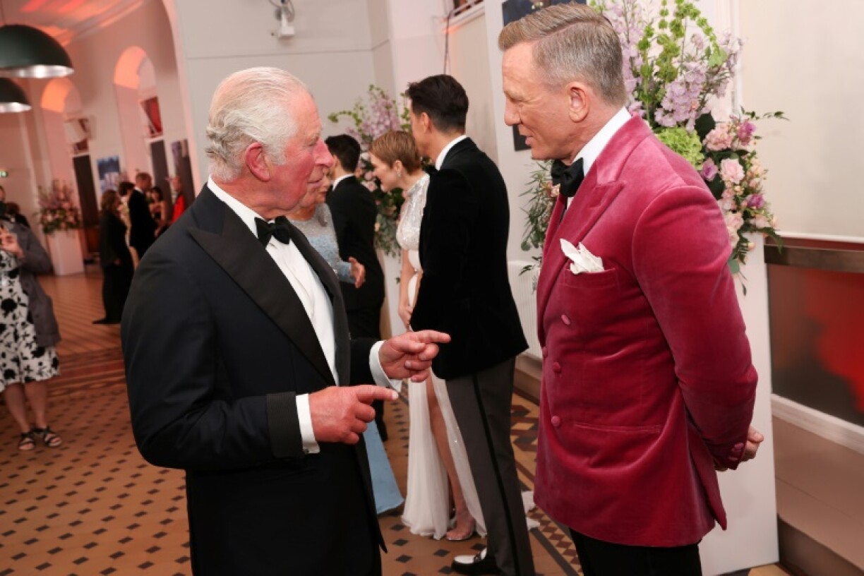 L'acteur Daniel Craig (à gauche) discute avec le prince Charles pendant la soirée d'avant-première du dernier James Bond, le 28 septembre 2021 à Londres