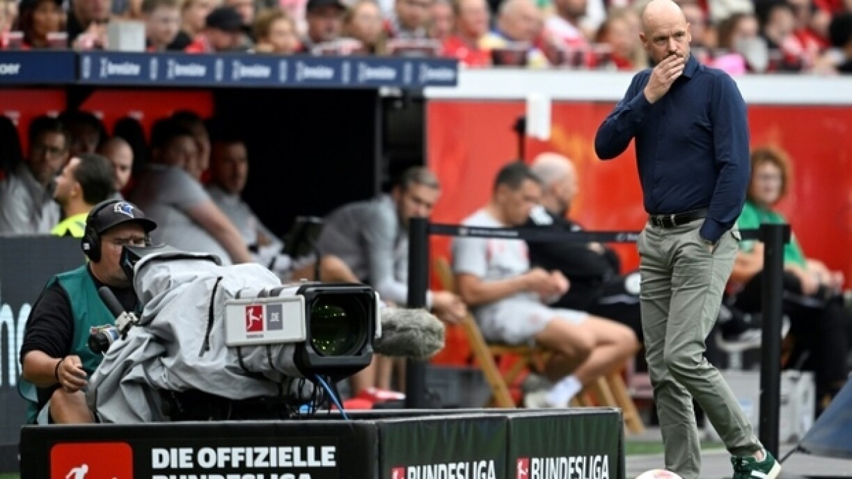 Le nouvel entraîneur du Bayer Leverkusen Erik ten Hag lors de son premier match de Bundesliga contre Hoffenfeim le 23 août 2025 à Hoffenheim (Allemagne)