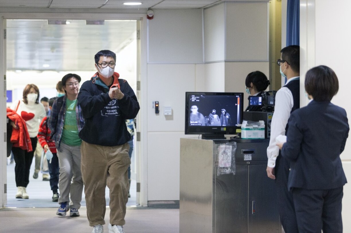 Le centre de contrôles des maladies de Taïwan utilise un appareil thermique pour contrôler les passagers d'un vol venant de Chine.