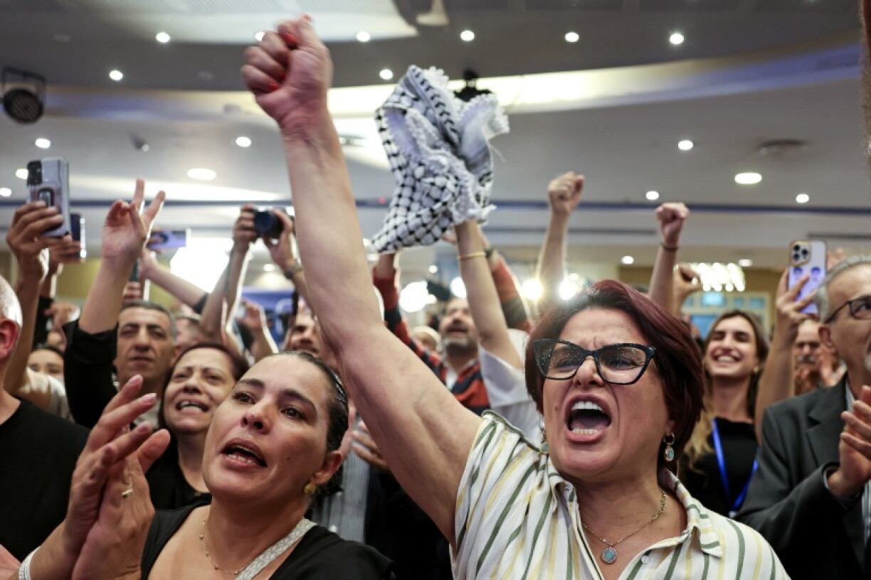 Des soutiens de la Liste unifiée saluent les résultats des législatives israéliennes, le 27 octobre 2026 à Nazareth en Israël