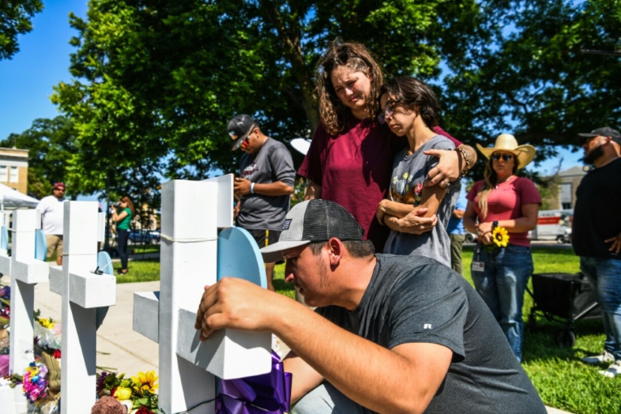 Ryan Ramirez, le père d'Alithia, l'une des victimes de la tuerie, inscrit le nom de sa fille sur un mémorial de fortune, le 26 mai 2022 à Uvalde, au Texas.