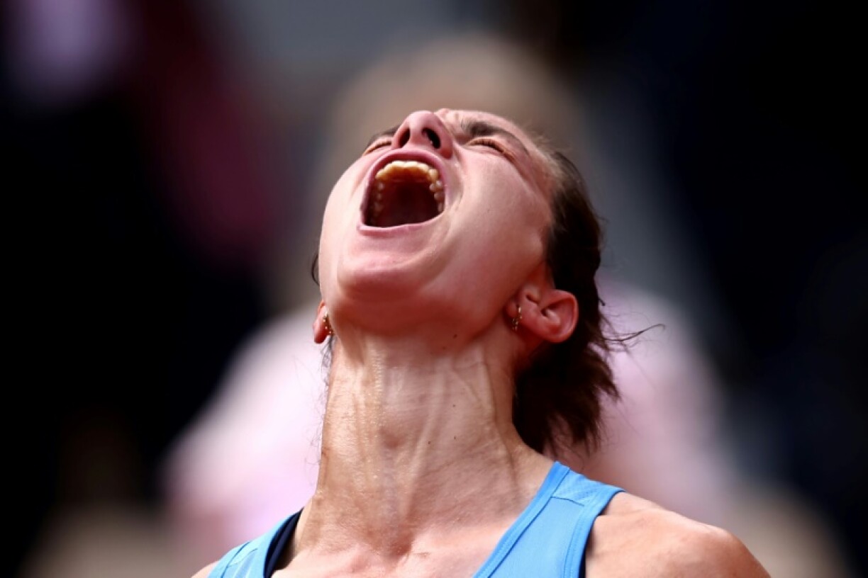 La Française Lois Boisson (361e mondiale) rugit de plaisir après avoir battu la N.3 Jessica Pegula en huitièmes de finale de Roland-Garros le 2 juin 2025 à Paris