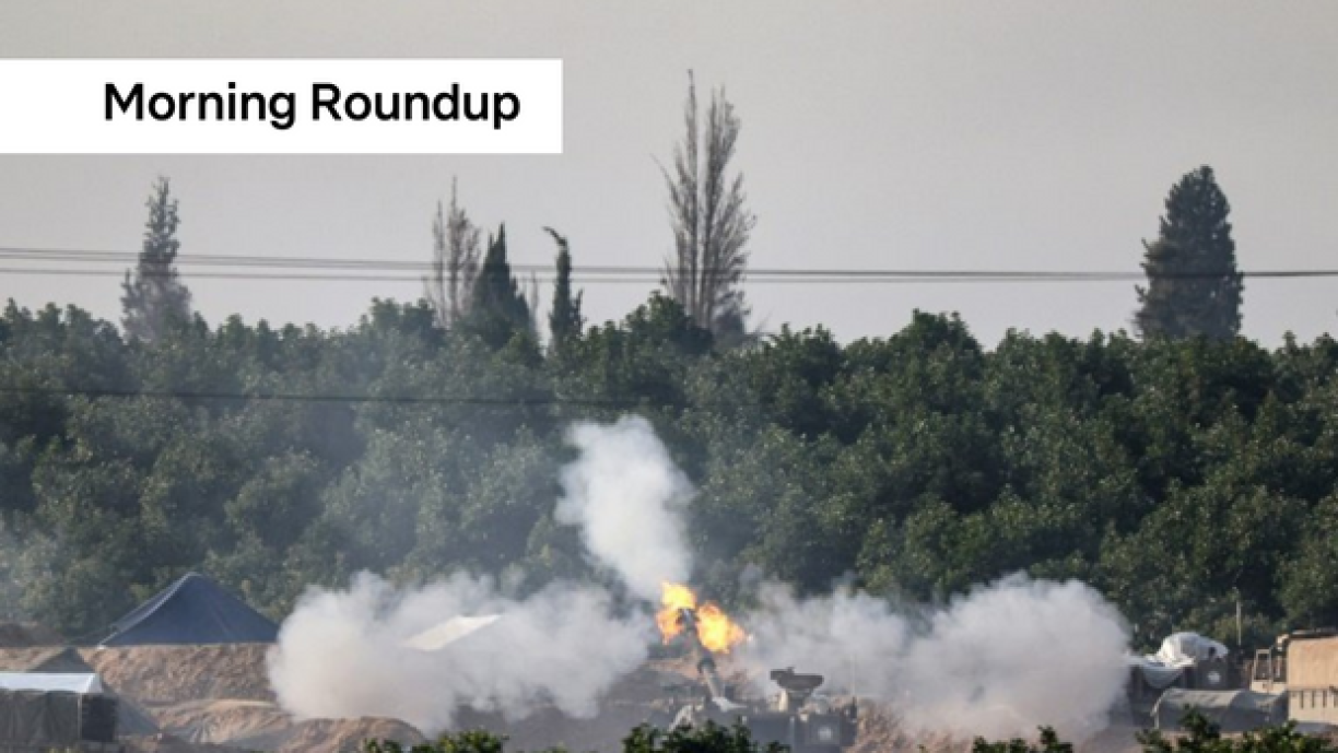 An Israeli tank fires towards the Gaza Strip, from the border area with Israel / © AFP