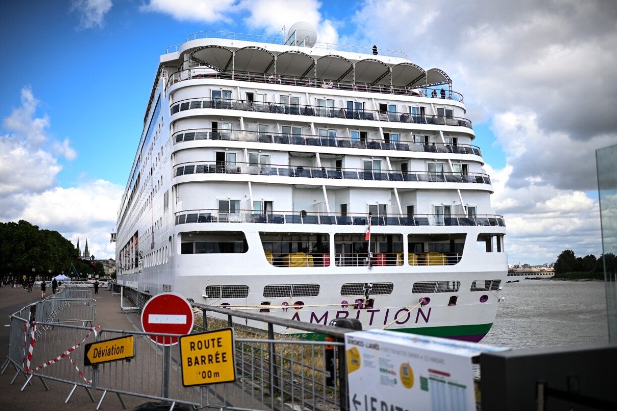 D'Croisièresschëff "Ambition" am Hafe vu Bordeaux.