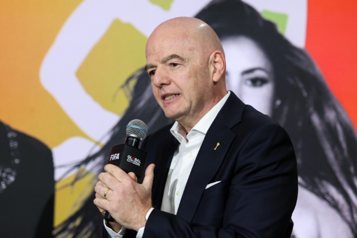 Rückzieher nach heftiger internationaler Kritik: Der Fußball-Weltverband Fifa hat seine umstrittenen Pläne zum Verkauf von WM-Anteilen an Investoren gestoppt. Dieser Vorschlag werde "nicht weiterverfolgt", erklärte Fifa-Präsident Infantino am Freitag.