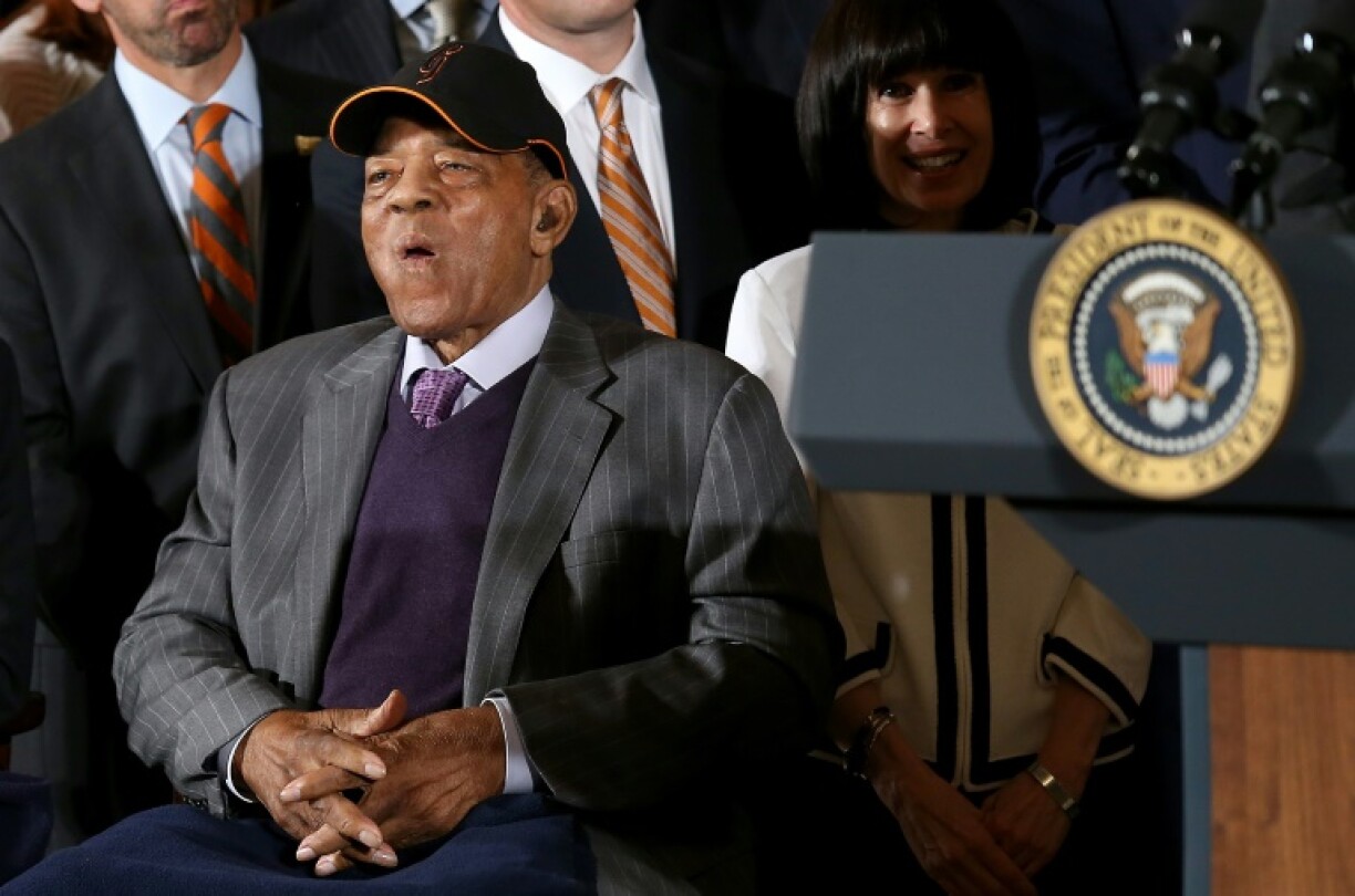 Willie Mays, membre du Hall of Fame du baseball, écoute le président des Etats-Unis Barack Obama accueillir les San Francisco Giants, champions des World Series, à la Maison Blanche le 4 juin 2015 à Washington
