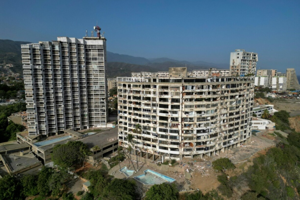 Un immeuble résidentiel partiellement effondré à Catia La Mar, dans l'Etat de La Guaira, au Venezuela, le 27 juin 2026