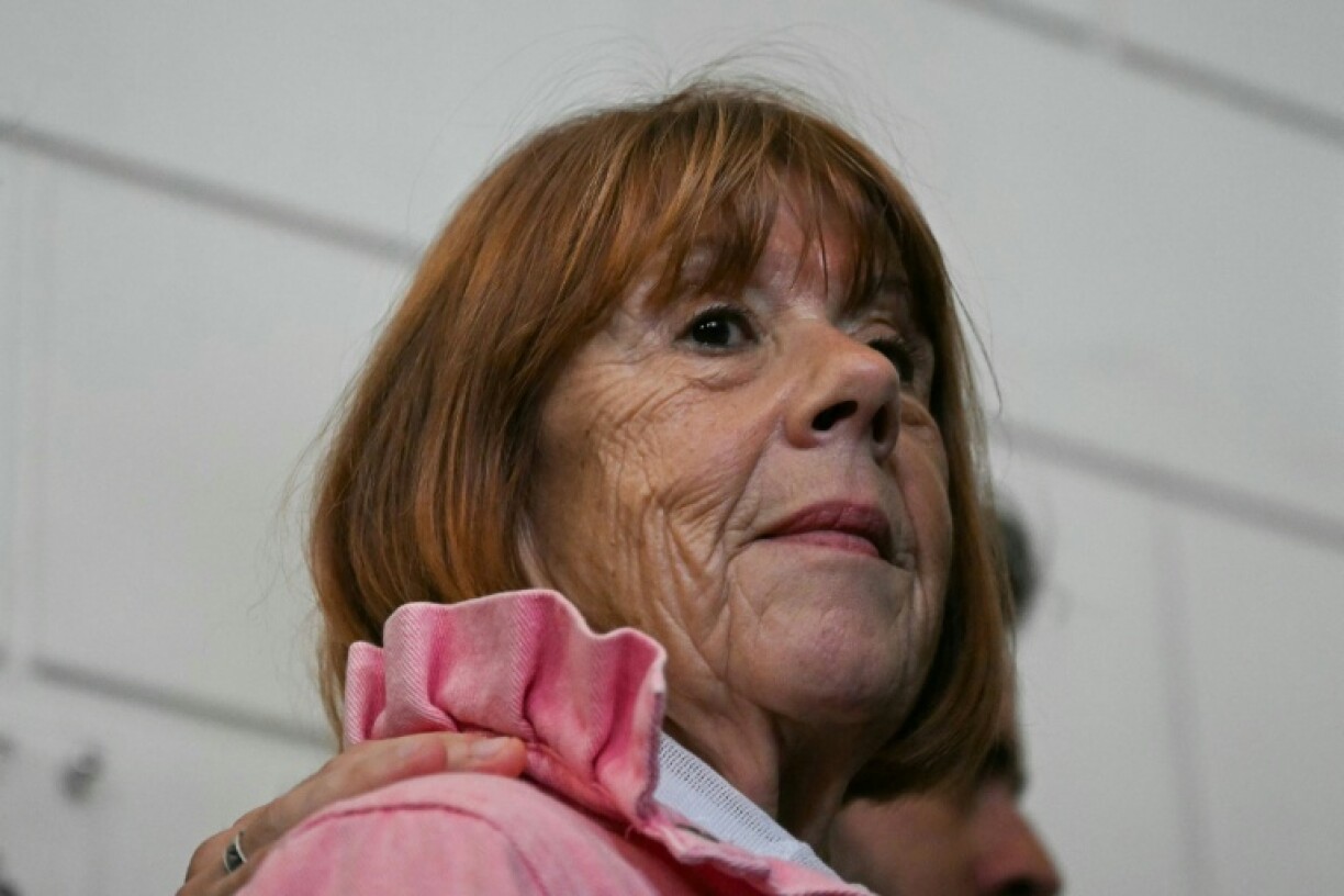 Gisèle Pelicot quitte le palais de justice de Nîmes après le procès en appel de l'affaire des viols de Mazan, le 9 octobre 2025