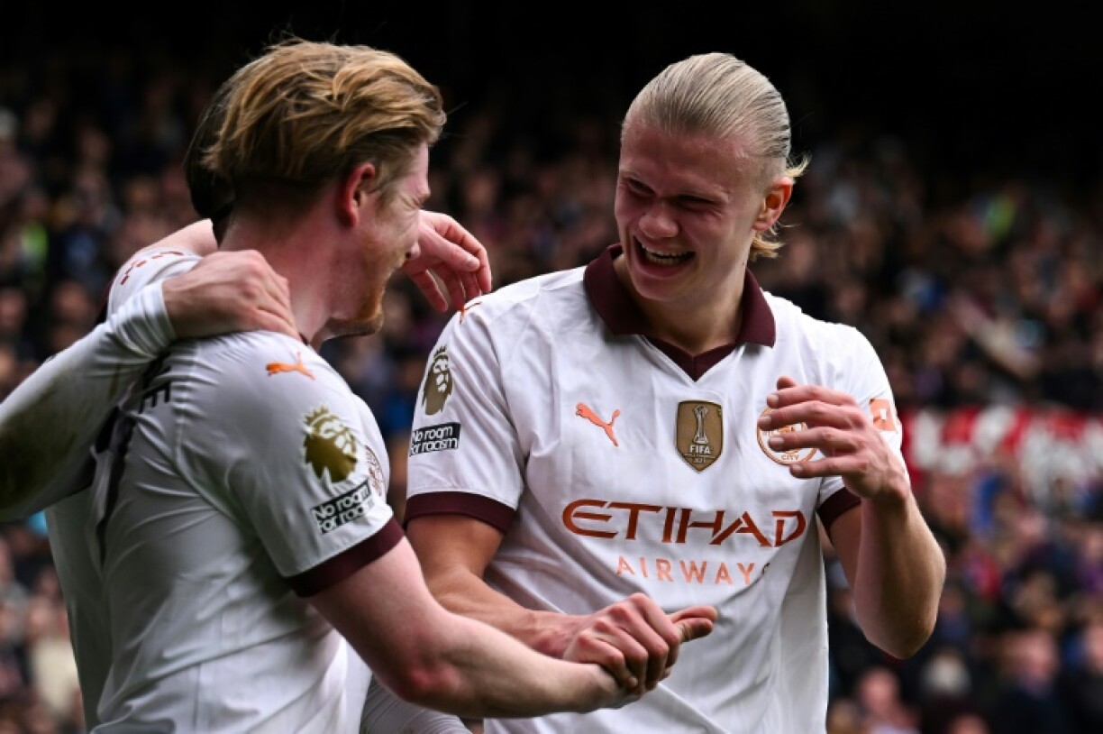 Le milieu de terrain belge de Manchester City Kevin De Bruyne (g.) célèbre avec l'attaquant norvégien de Manchester City Erling Haaland (c.) après avoir marqué le quatrième but de son équipe lors du match de Premier League contre Crystal Palace, à Londres, le 6 avril 2024
