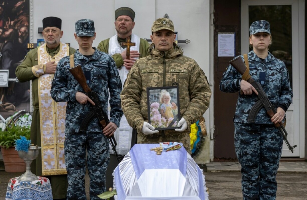 Vor einer geplanten Waffenruhe zum orthodoxen Osterfest sind bei russischen Angriffen auf die Ukraine örtlichen Behörden zufolge drei Menschen getötet worden. 17 weitere Menschen seien verletzt worden, erklärten die ukrainischen Behörden.