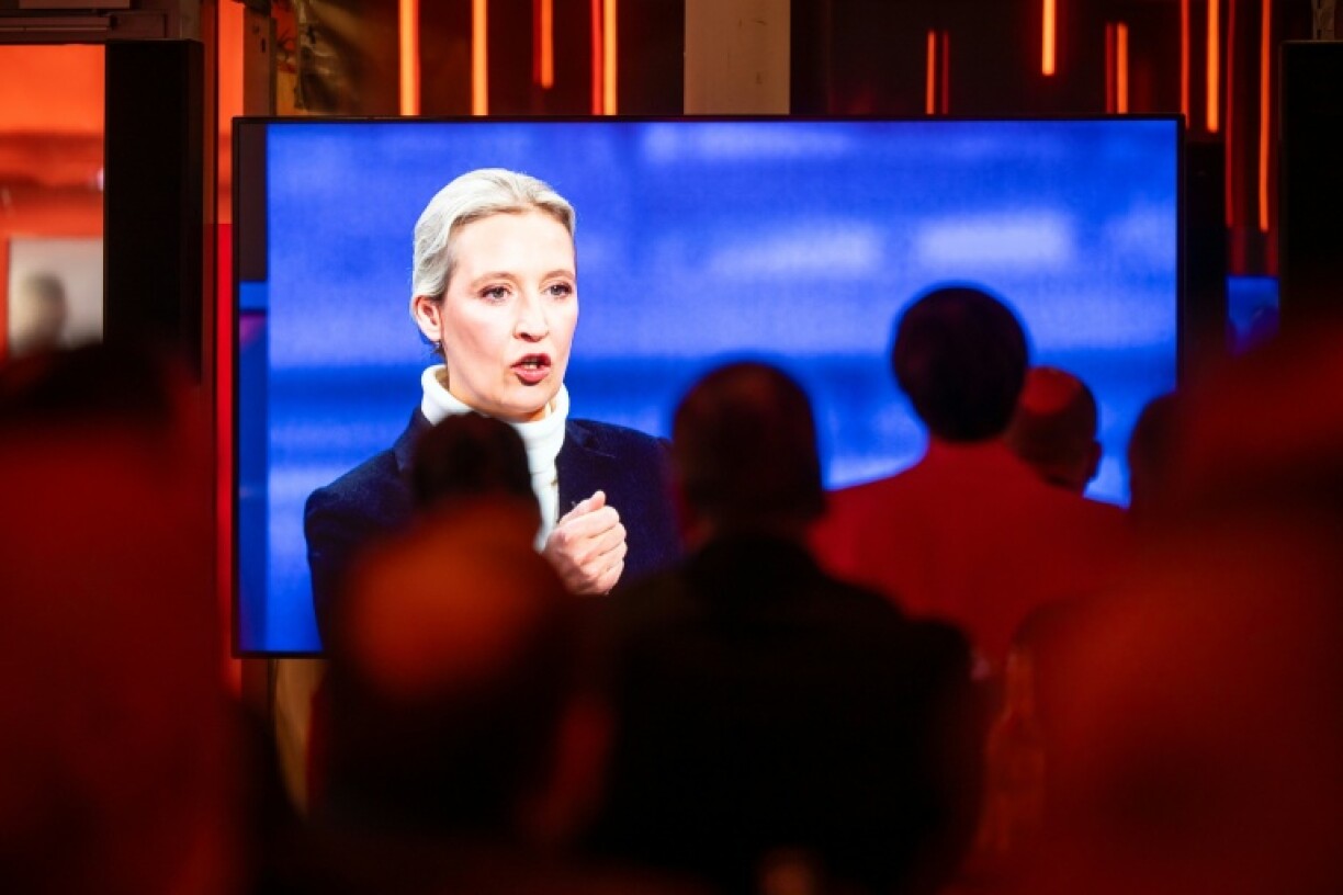Un écran retransmet l'intervention d'Alice Weidel lors d'un débat télévisé, le 16 février 2025 à Berlin
