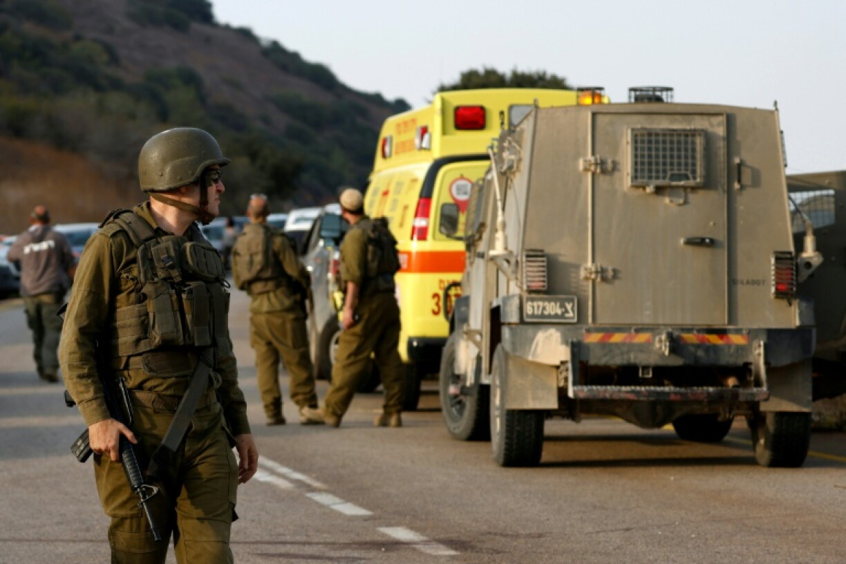 Des soldats israéliens près du lieu d'une explosion à la périphérie de Yiftah, près de la frontière libanaise, dans le nord d'Israël, le 12 octobre 2026