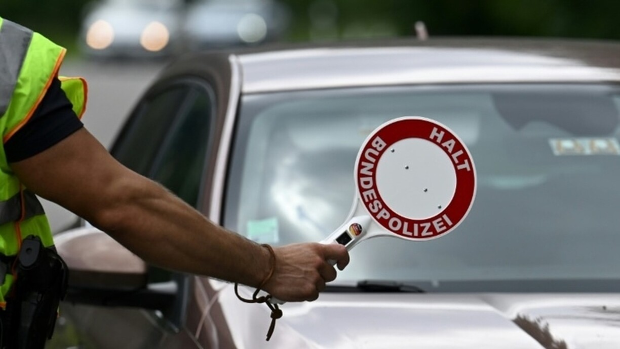 D'Polizisten sollen hier d'Affer gleewe gelooss hunn, hie wier an eng richteg Policekontroll geroden. (Symbolfoto)