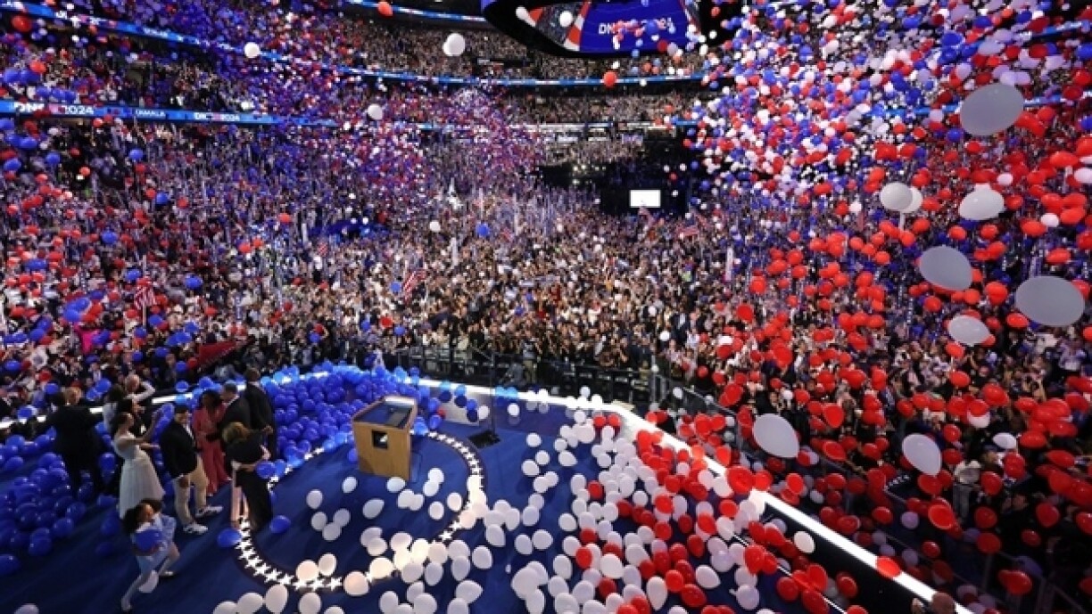 La traditionnel lacher de ballons à la fin de la convention démocrate, à Chicago, le 22 août 2024