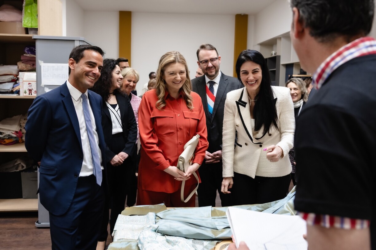 De Familljeminister Max Hahn an d'Grande-Duchesse Stéphanie en Donneschdeg de 16. Abrëll 2026 bei hirer Visitt an der "Maison Sourrire" zu Esch-Uelzecht.