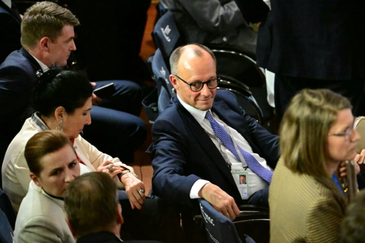 Friedrich Merz (c), chef de l'Union chrétienne-démocrate (CDU), participe à la 61e conférence de Munich sur la sécurité (MSC), dans le sud de l'Allemagne, le 14 février 2025