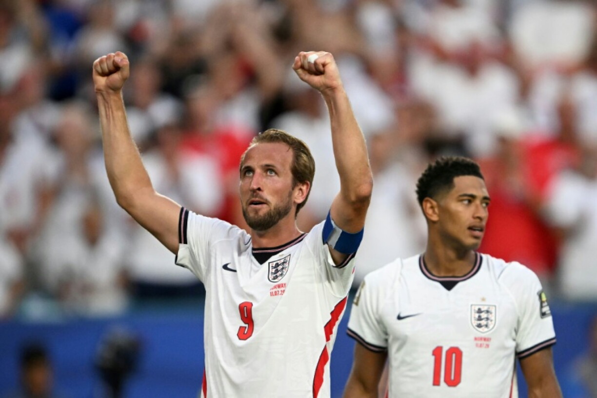 L’attaquant anglais Harry Kane (à gauche) célèbre la victoire contre la Norvège en quart de finale (2-1), obtenue dans la douleur grâce à un doublé du milieu Jude Bellingham (à droite), le 11 juillet 2026 à Miami