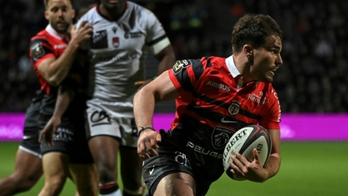 Le demi de mêlée de Toulouse Antoine Dupont file à l'essai contre le LOU en Top 14 le 16 avril 2023 au stade Ernest-Wallon à Toulouse