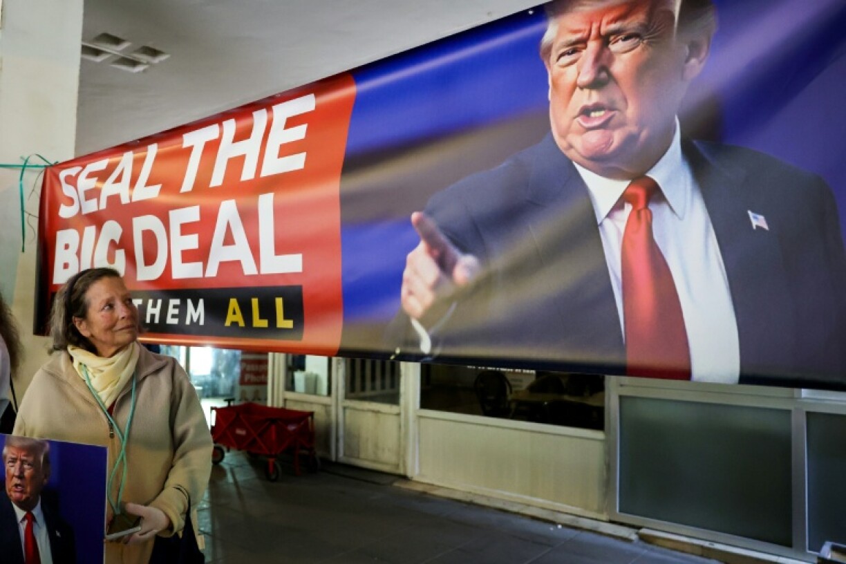 Une manifestante regarde un portrait du président américain Donald Trump, à Tel-Aviv, le 4 février 2025