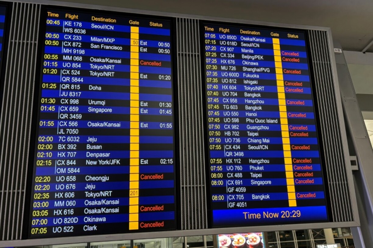 Ecran montrant des vols annulés à l'aéroport de Hong Kong à cause d'une alerte au typhon, le 19 juillet 2025