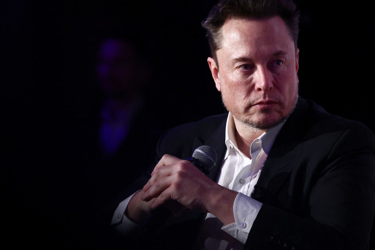 Den Elon Musk, Besëtzer vu Tesla an der Plattform X (fréier Twitter), um Symposium géint Antisemitismus mam Titel