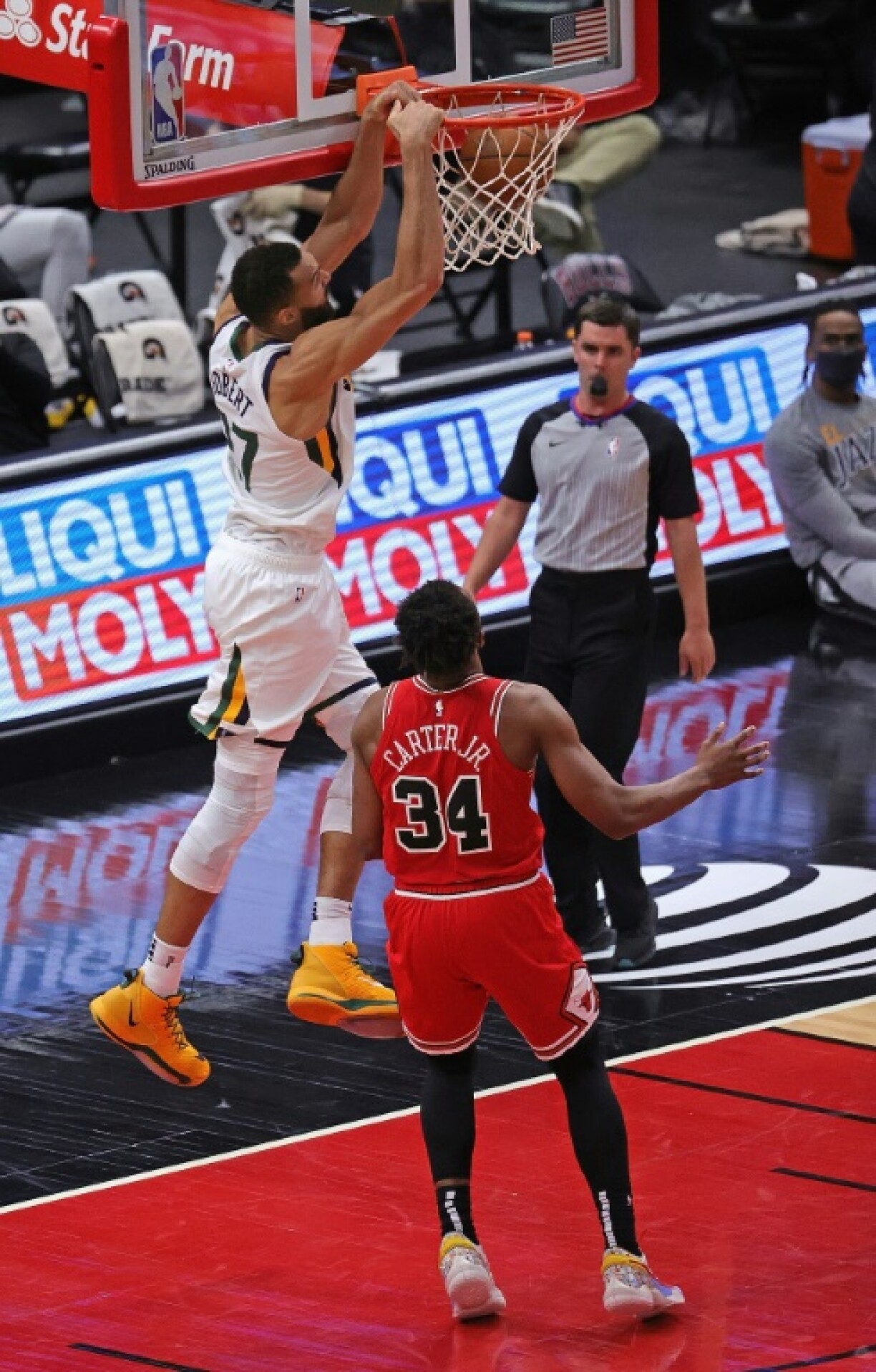 Le pivot français du Jazz Rudy Gobert claque un dunk sur la tête de l'intérieur des Bulls Wendell Carter Jr, dans la salle de Chicago, le 22 mars 2021