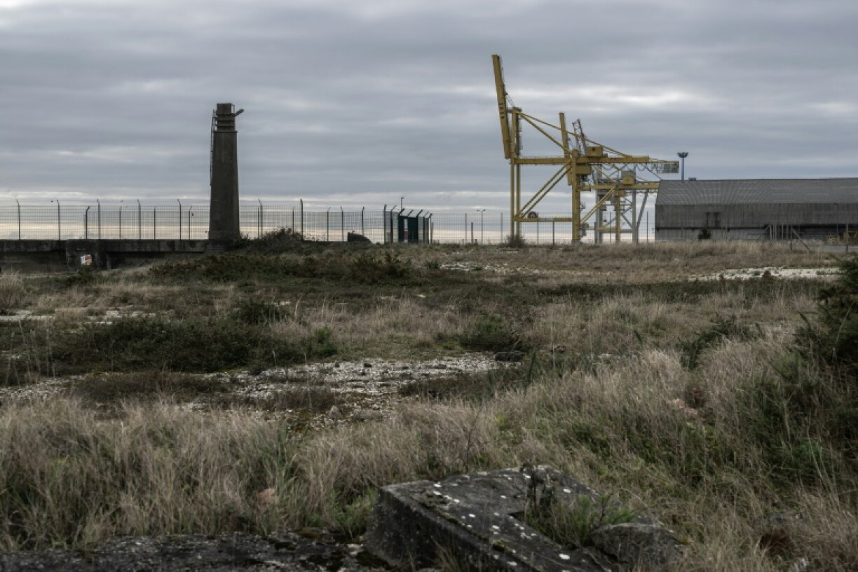 Cette photographie, prise le 27 janvier 2023, montre une vue du terminal portuaire du Verdon-sur-Mer, où l'entreprise Pure-Salmon espère installer une vaste ferme d'élevage et une unité de transformation du saumon sur une superficie de 14 hectares