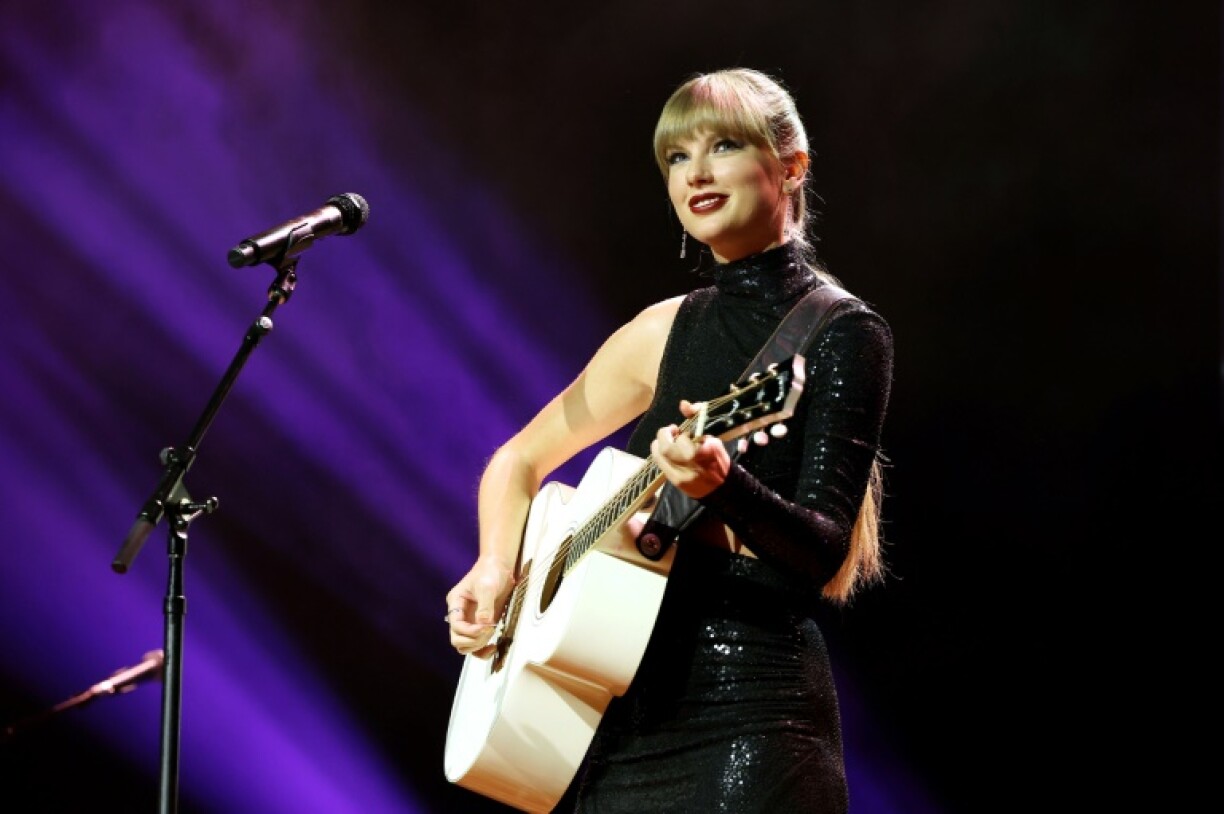 Taylor Swift se produit sur scène lors des NSAI 2022 Nashville Songwriter Awards au Ryman Auditorium, le 20 septembre 2022 à Nashville, Tennessee