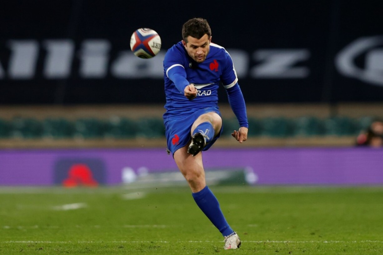 L'arrière français Brice Dulin frappe le ballon lors du match des Six Nations contre l'Angleterre, à Twickenham, le 13 mars 2021