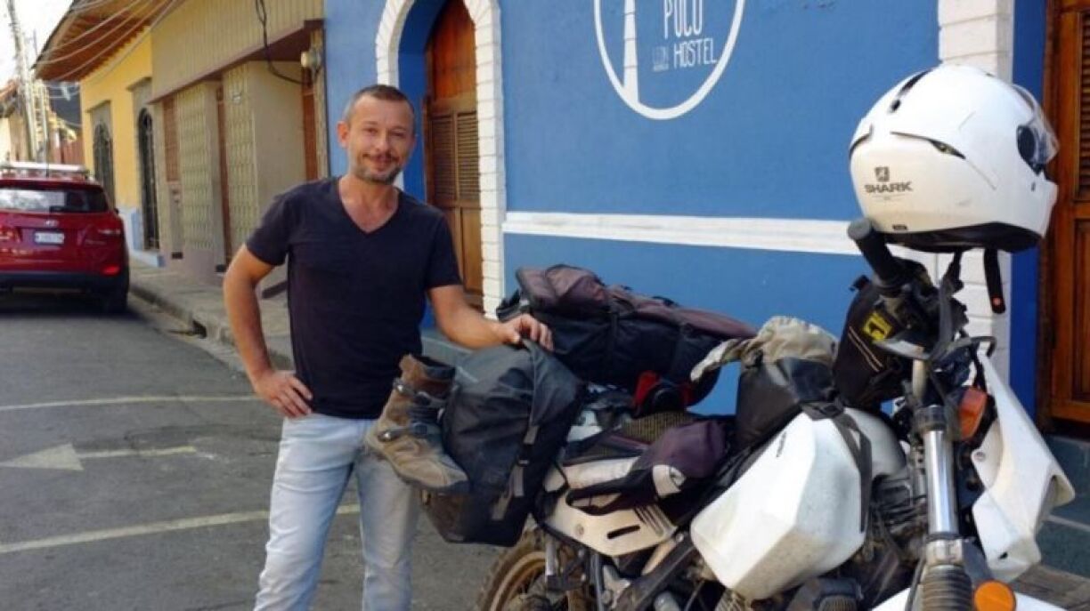 Nicolas Holzem photographié à côté de son deux-roues