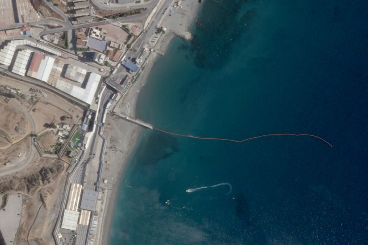 Cette photographie satellite, prise le 2 août 2026 et diffusée par Planet Labs PBC, montre la ligne de flottaison marquant la frontière maritime entre l'Espagne et le Maroc au large de l'enclave espagnole de Ceuta, en Afrique du Nord