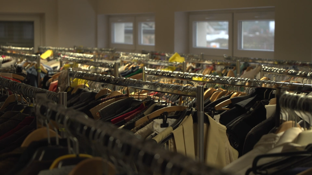 Iwwer 4000 Kostümer sinn am Lager vum TNL stockéiert.