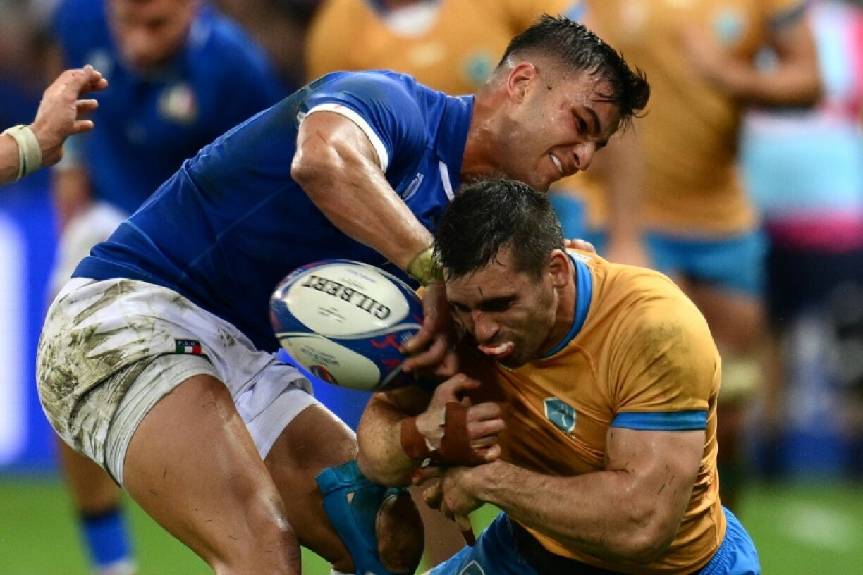 L'ailier italien Lorenzo Pani (en bleu) au contact avec le centre uruguyen Andres Vilaseca durant le match de groupe de la coupe du monde, au stade de Nice le 20 septembre 2023.