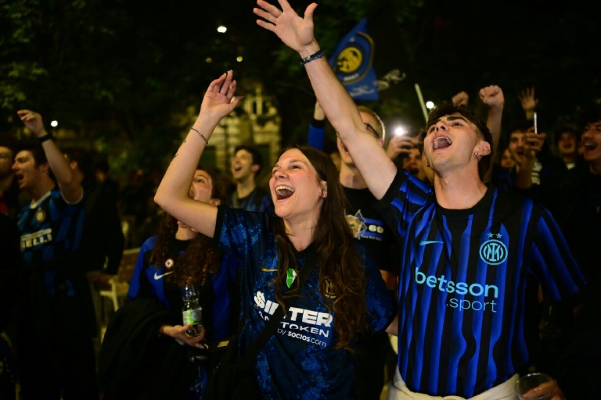 Des supporters de l'Inter Milan après l'ouverture du score de leur équipe face à Parme le 3 mai 2026 dans les rues de Milan