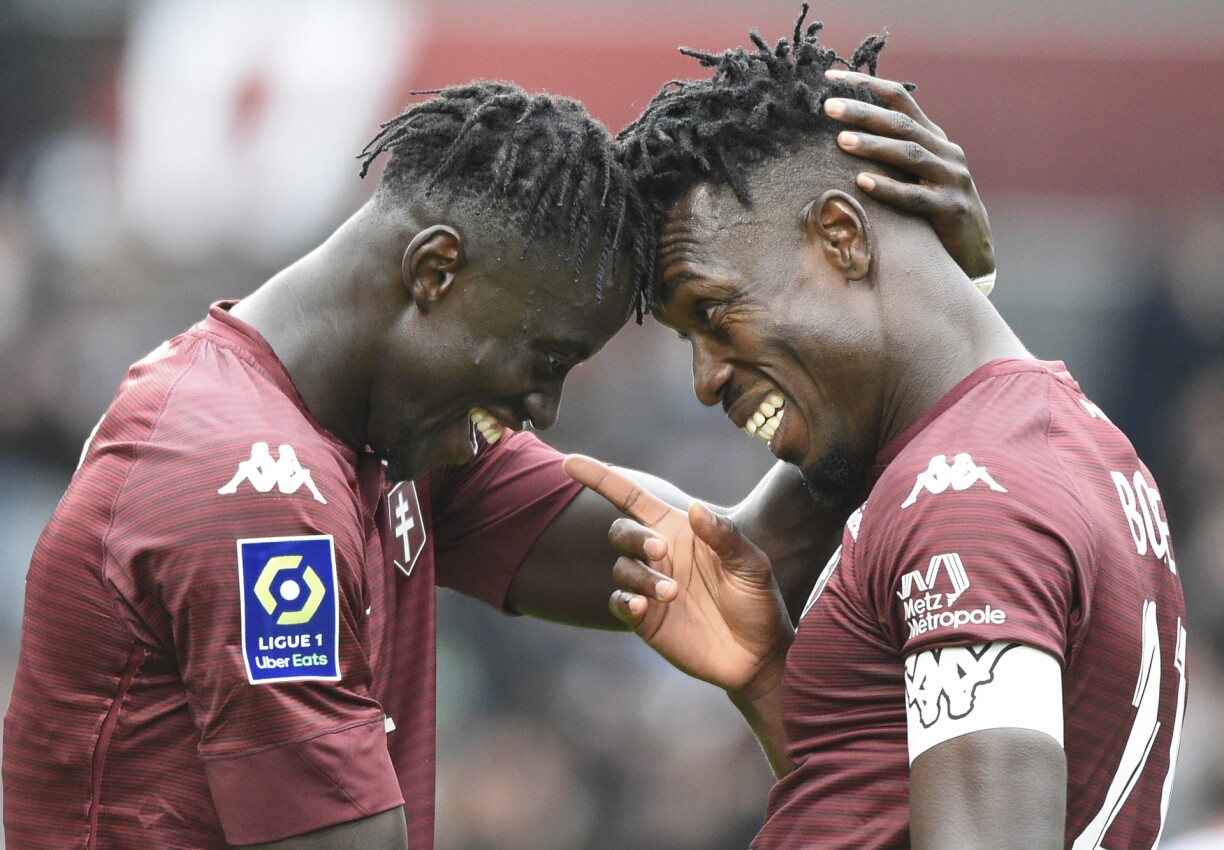 Niane (à gauche) félicité par Boye: l'attaquant du FC Metz a réalisé une très grosse performance face à Lorient.