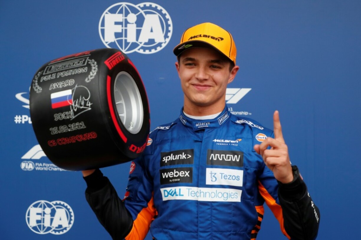 Le pilote britannique de McLaren Lando Norris célèbre sa première pole position glanée au Grand Prix de Russie à Sotchi, le 25 septembre 2021