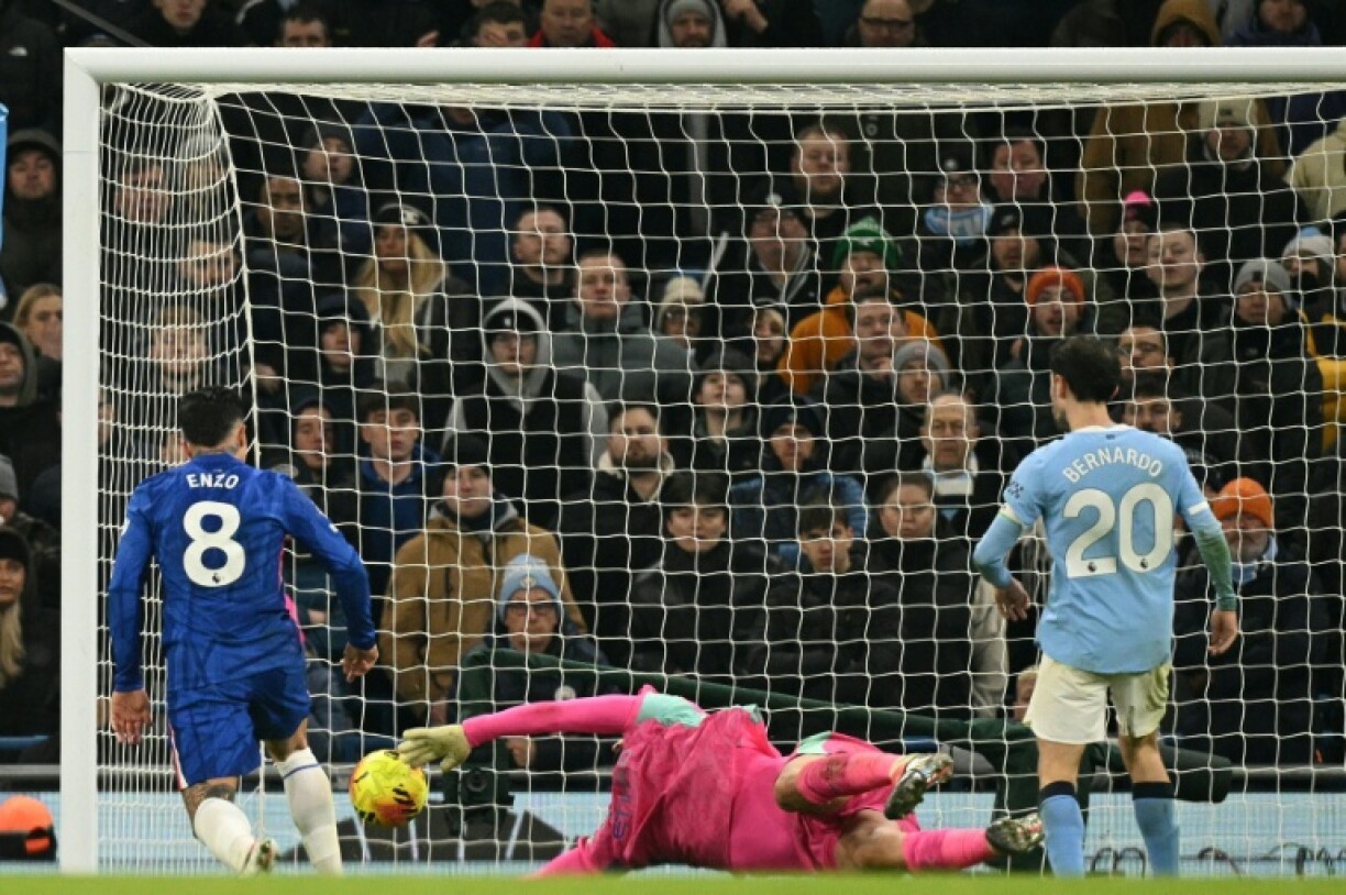 Le gardien italien de Manchester City Gianluigi Donnarumma s'incline face au milieu argentin de Chelsea Enzo Fernandez (à gauche) qui égalise en toute fin de match le 4 janvier 2026 à Manchester