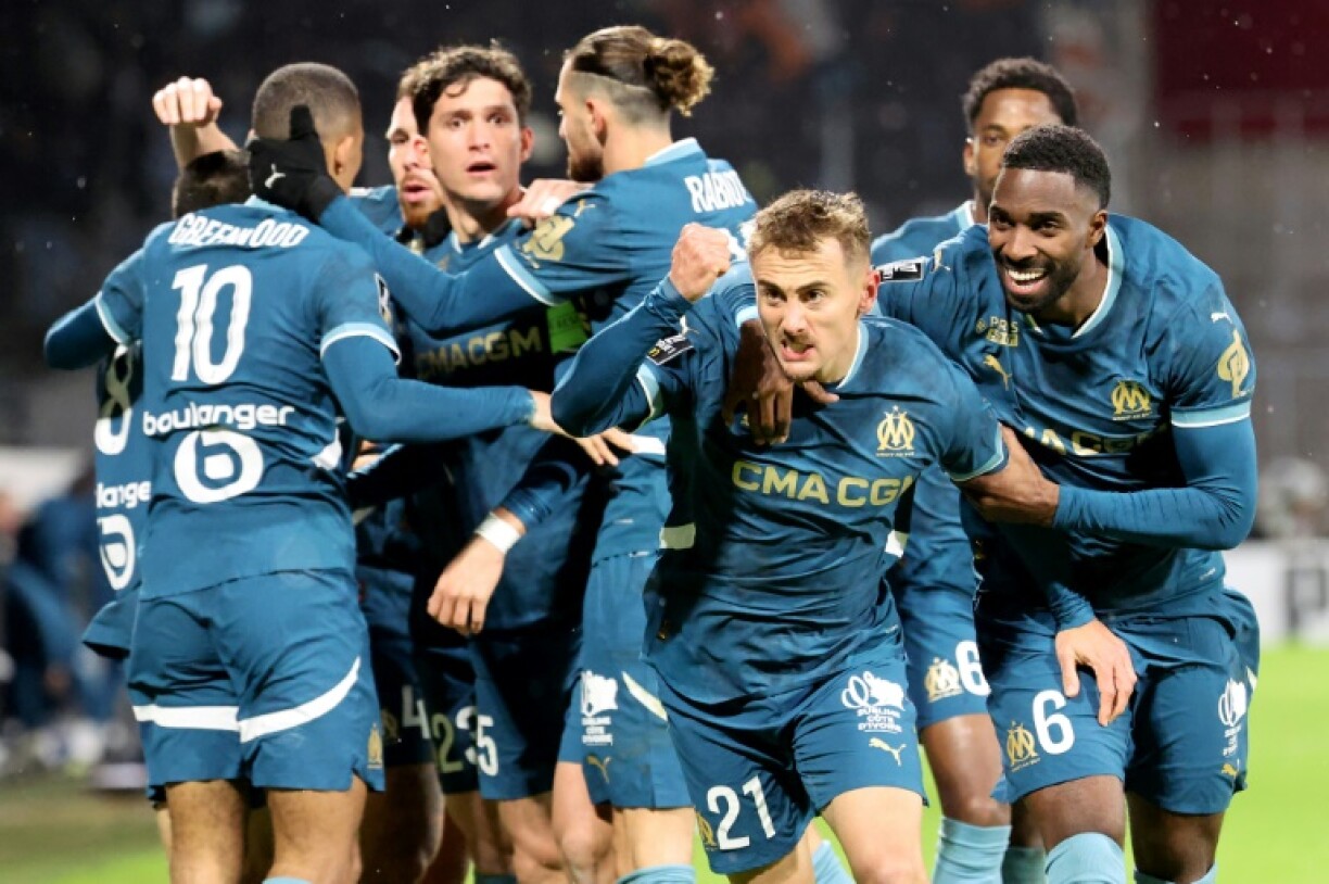 Le milieu de terrain de l'Olympique de Marseille, Valentin Rongier (centre), célèbre son ouverture du score à Lens en Ligue 1, le 23 novembre 2024