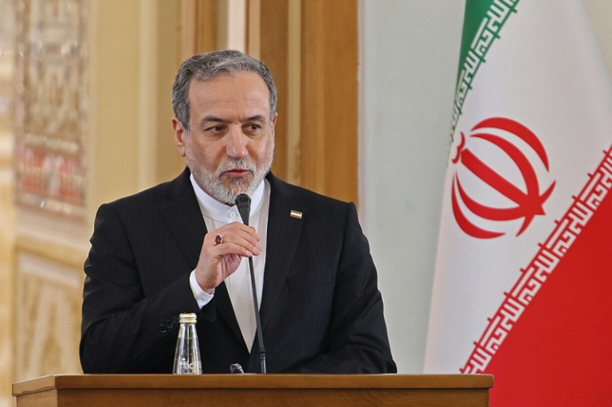 Le chef de la diplomatie iranienne, Abbas Araghchi, lors d'une conférence de presse avec son homologue irakien à Téhéran, le 18 janvier 2026