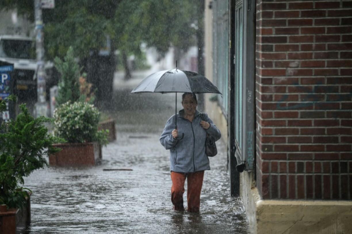 Une habitante marche dans une rue inondée de Brooklyn, après de fortes pluies à New York, le 29 septembre 2023