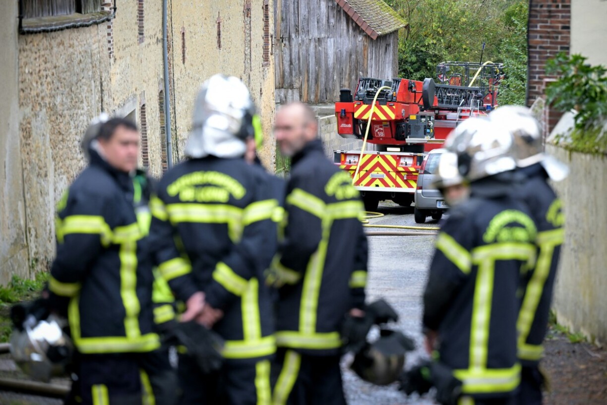 Les deux compères profitaient du fait que des pompiers étaient en intervention pour aller voler dans les équipements laissés sans surveillance.