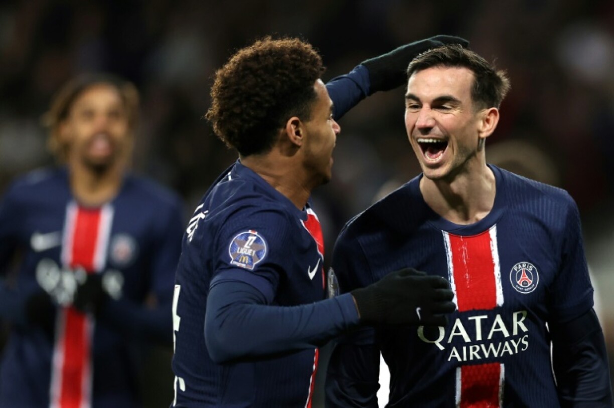 Fabian Ruiz (R) celebrates after scoring Paris Saint-Germain's winning goal against Toulouse
