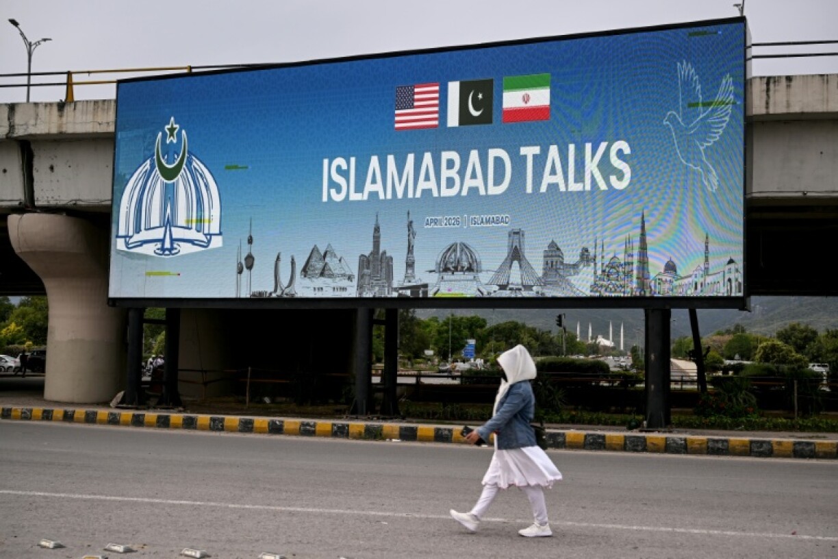 Un écran fait la promotion des pourparlers de paix entre les États-Unis et l'Iran à Islamabad, le 10 avril 2026 au Pakistan