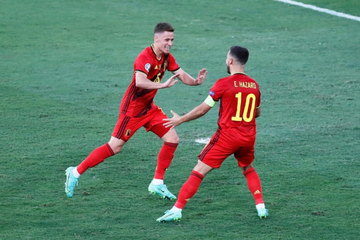 Le milieu belge Thorgan Hazard célèbre son but en 8e de finale de l'Euro contre le Portugal avec son frère et capitaine Eden Hazard le 27 juin 2021 à Séville