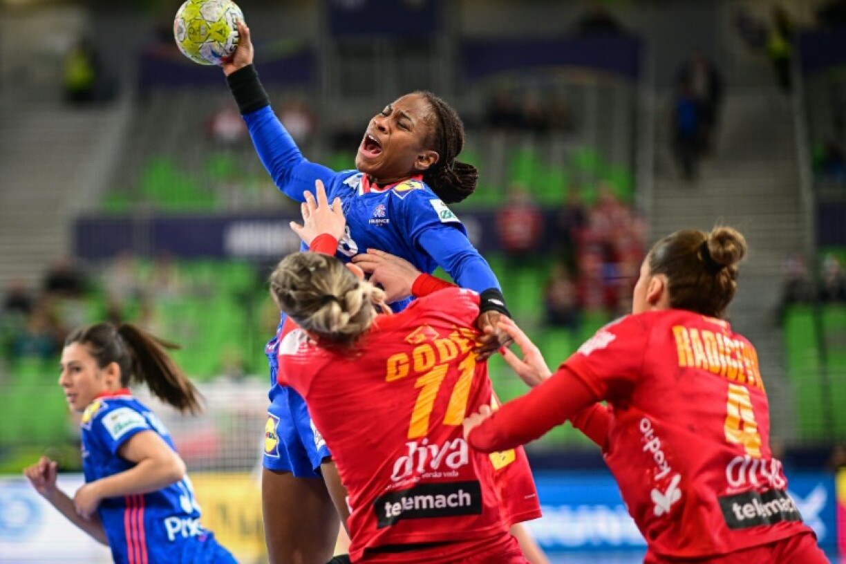 La Française Coralie Lassource peine à passer la défense monténégrine pour marquer lors du match pour la médaille de bronze à l'Euro 2022 de handball le 20 novembre 2022