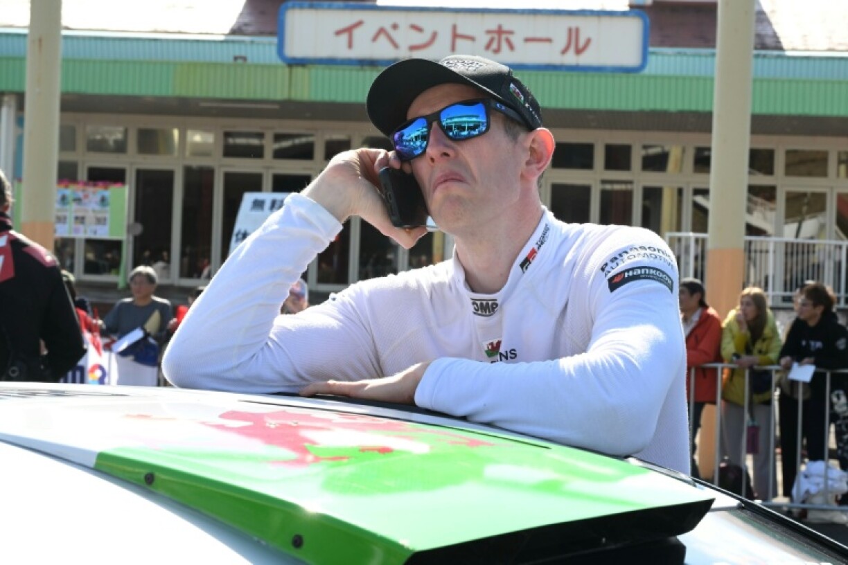 Elfyn Evans closed the gap on race leader Sebastien Ogier at Rally Japan on Saturday