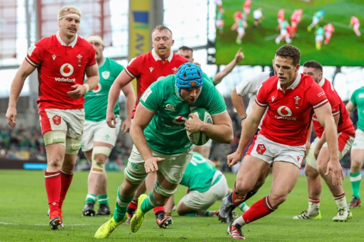 Tadhg Beirne, au centre, a inscrit le 4e essai irlandais samedi contre le pays de Galles à Dublin