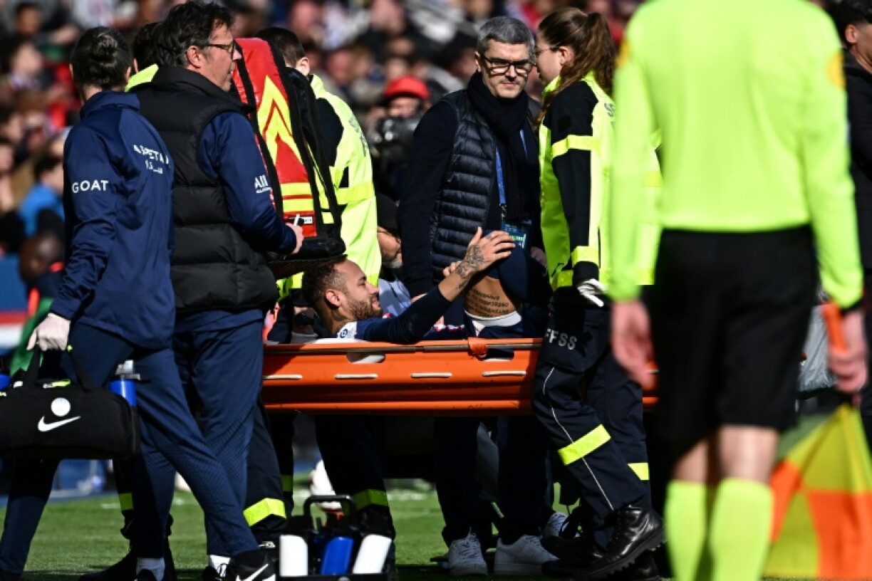 Le Brésilien Neymar sort sur une civière après avoir été touché à la cheville droite, le 19 février 2023 au Parc des Princes