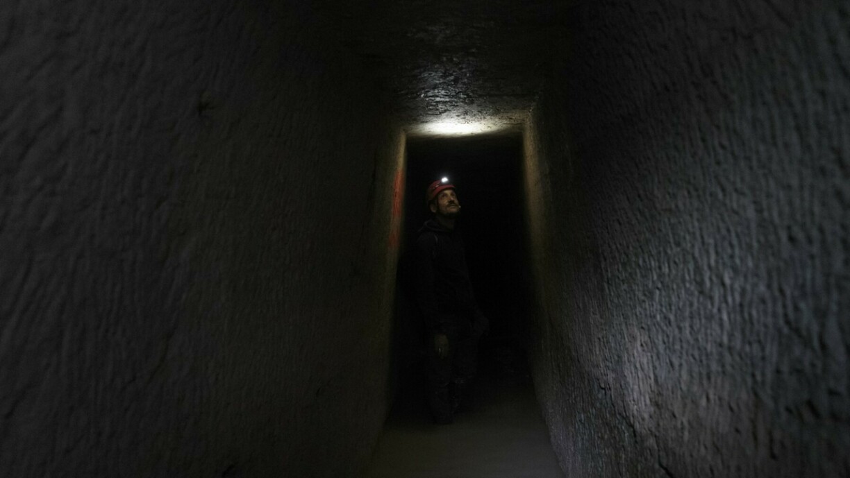 Foto vun engem Gank an de Katakomben ënner Paräis.